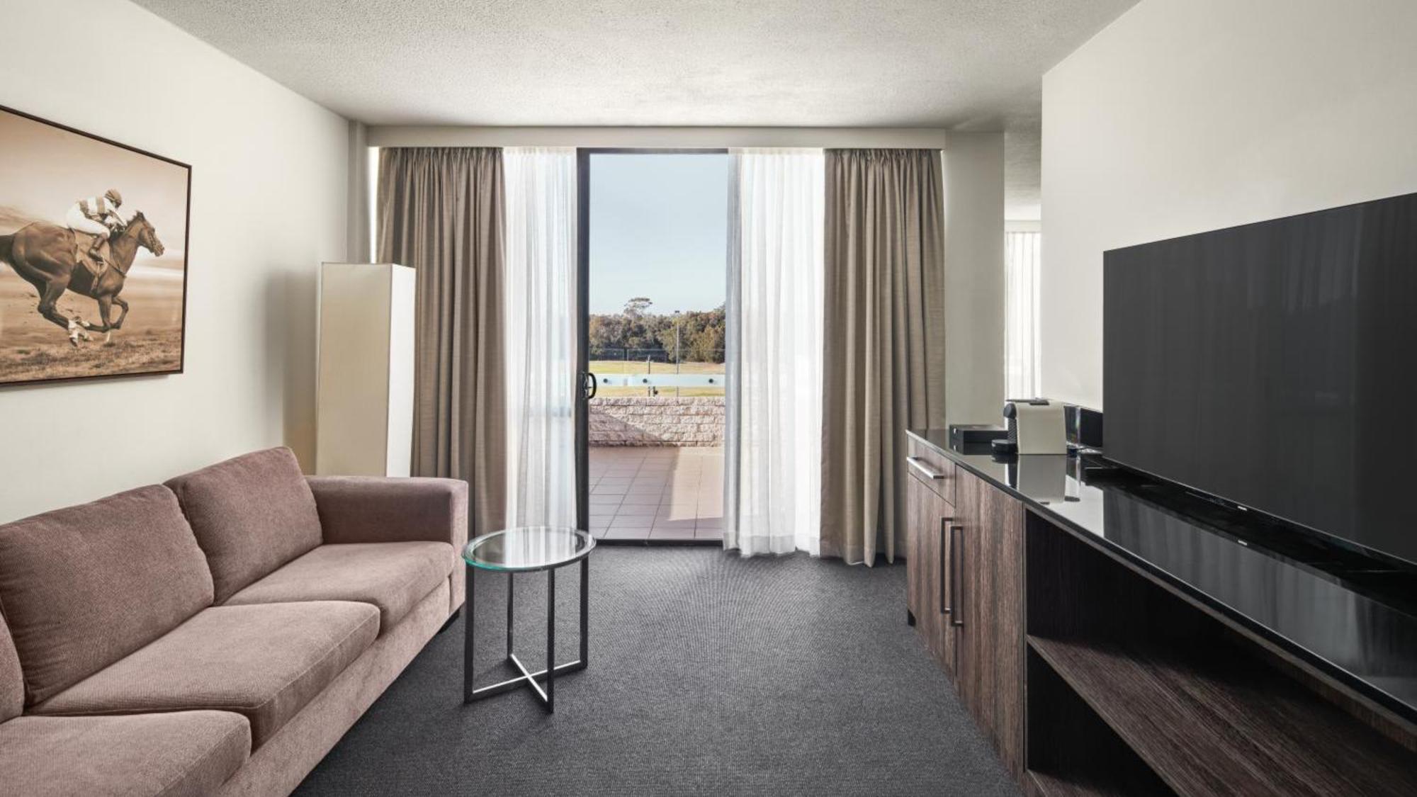 Holiday Inn Warwick Farm By Ihg Exterior foto