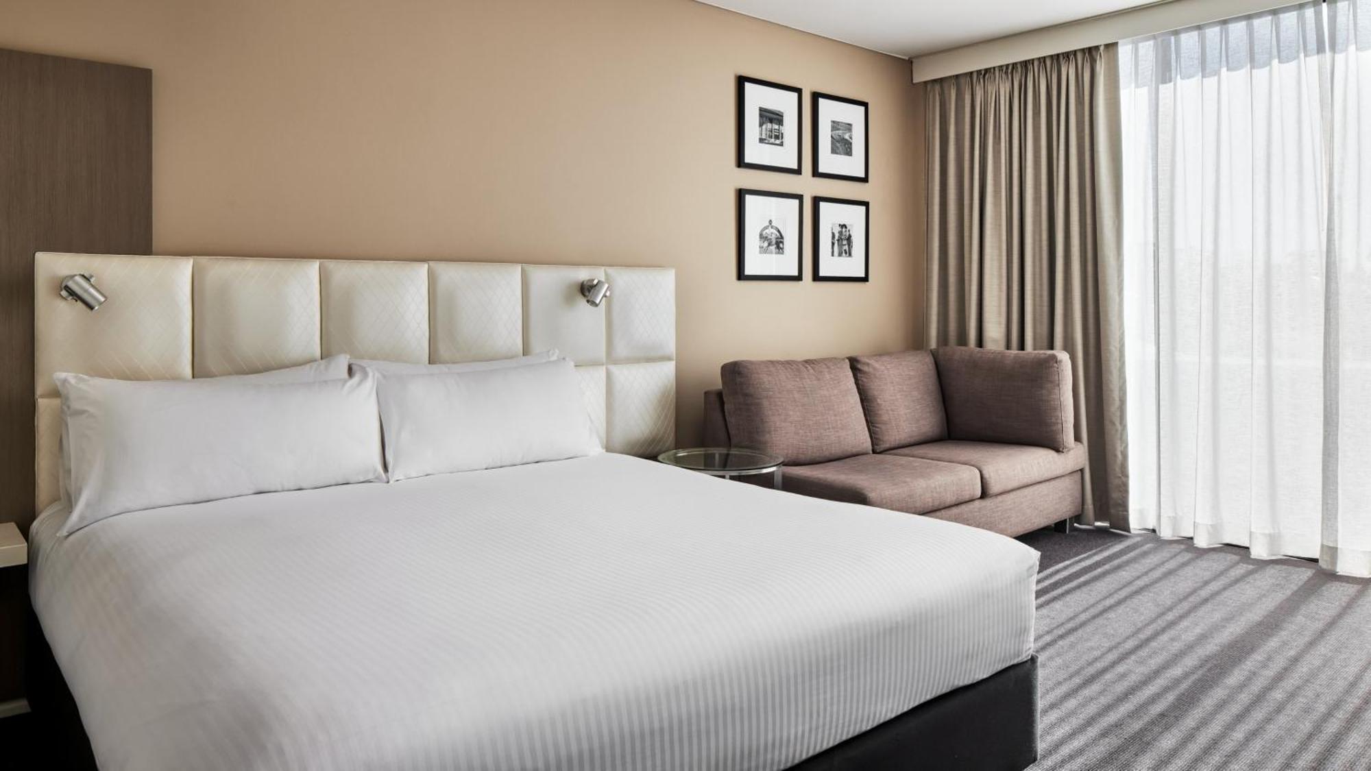 Holiday Inn Warwick Farm By Ihg Exterior foto