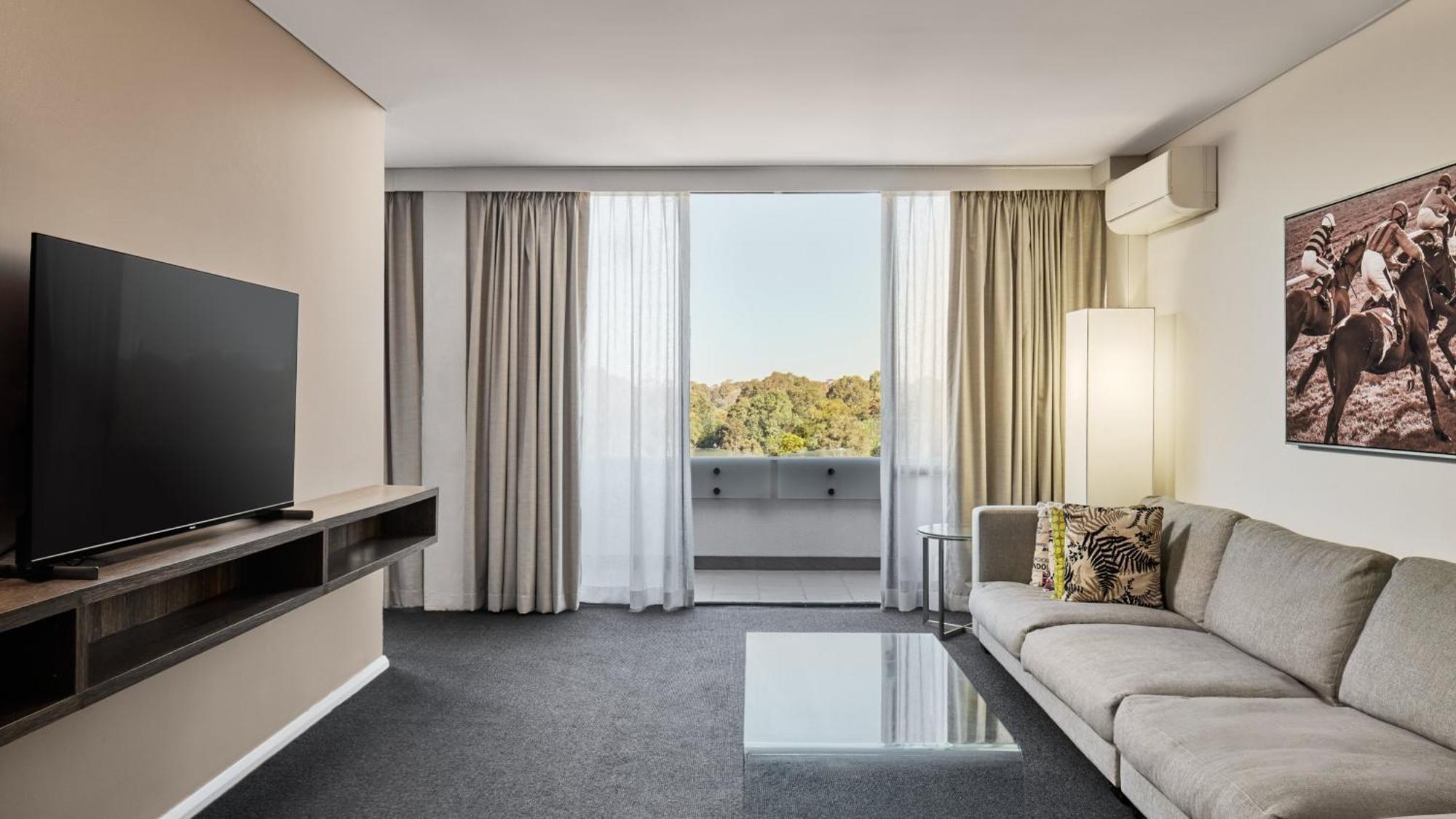 Holiday Inn Warwick Farm By Ihg Exterior foto