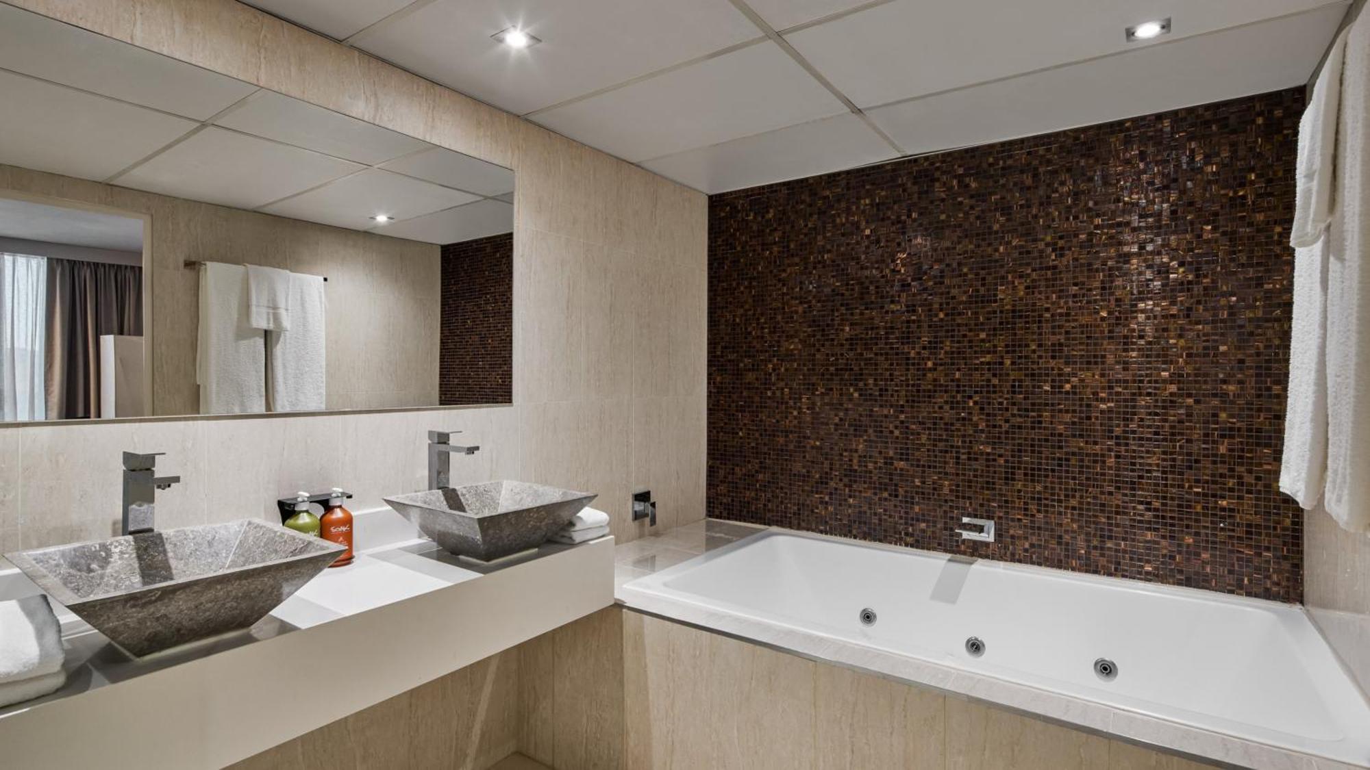 Holiday Inn Warwick Farm By Ihg Exterior foto