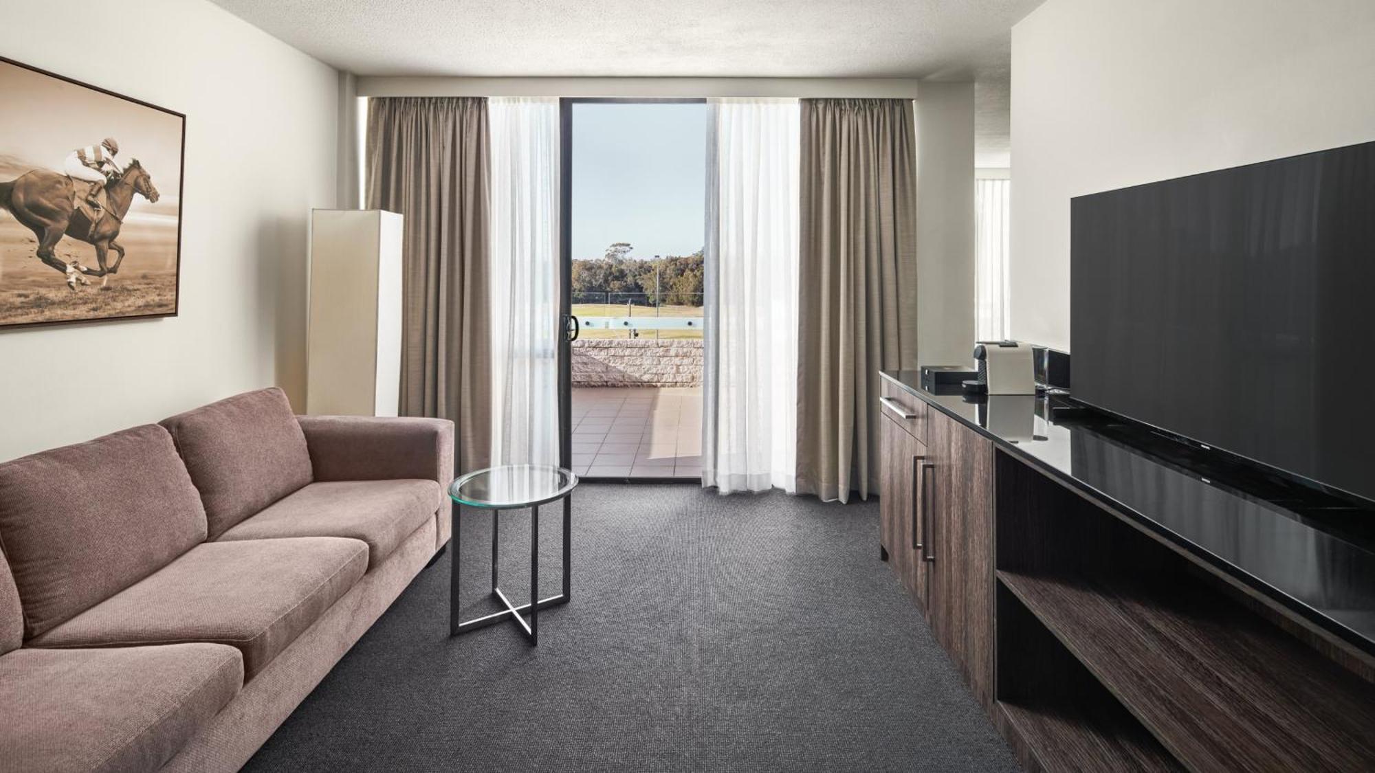 Holiday Inn Warwick Farm By Ihg Exterior foto