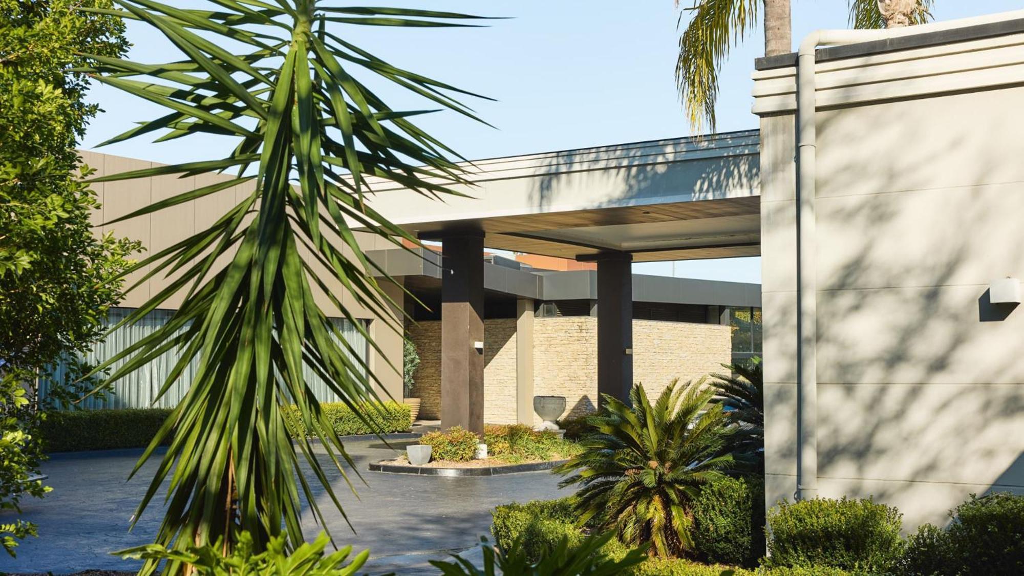 Holiday Inn Warwick Farm By Ihg Exterior foto