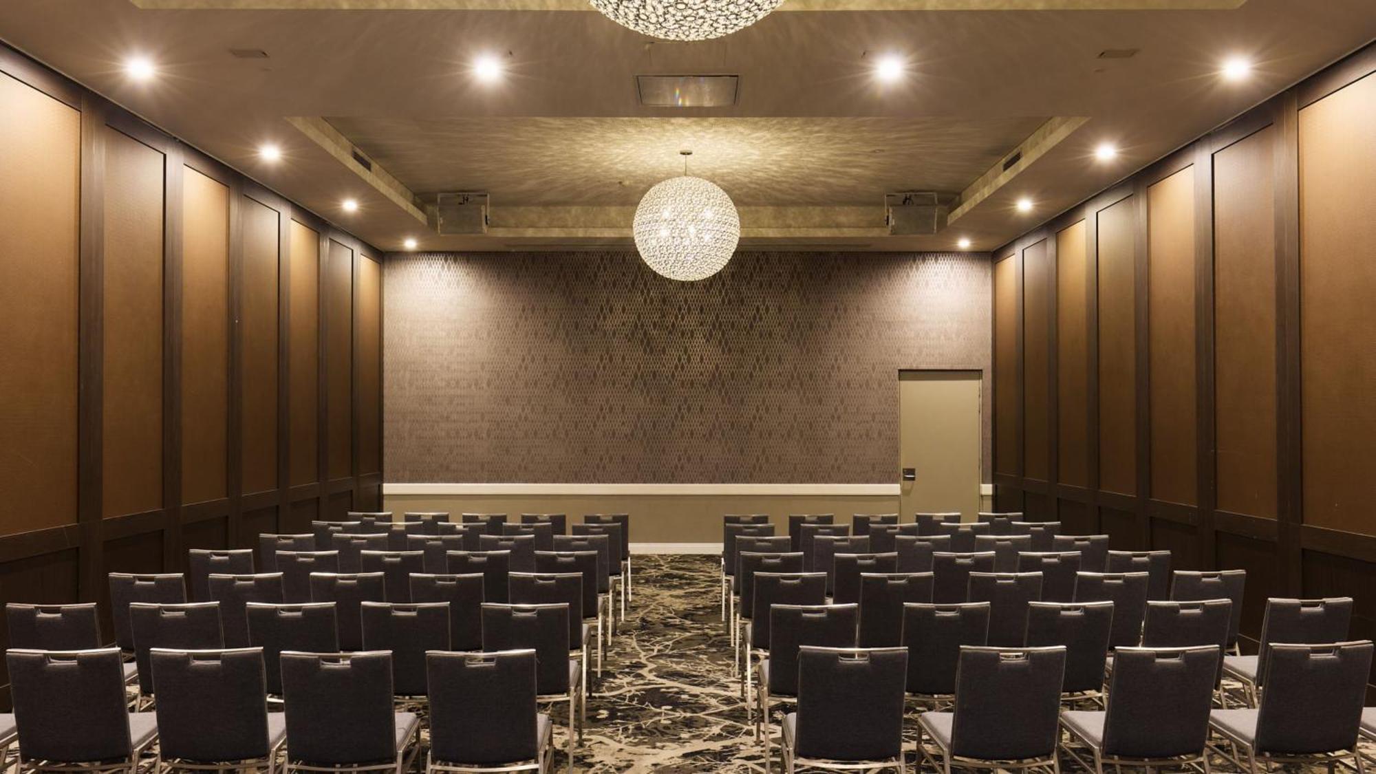 Holiday Inn Warwick Farm By Ihg Exterior foto